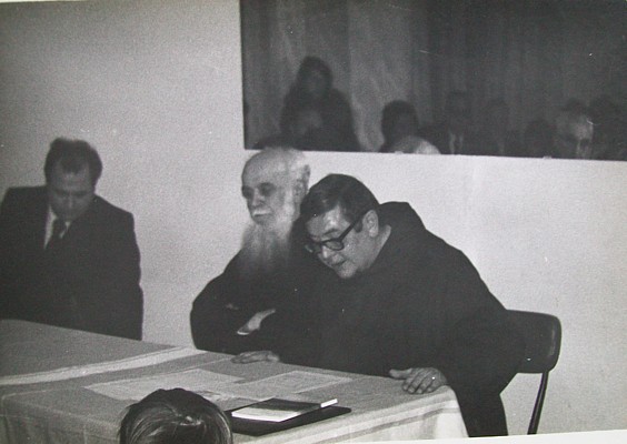 presentazione del libro 'Langasco dall'epoca romana ad oggi di Padre Cassiano. 1975. Da sinistra: l'autore,Padre Cassiano da Langasco-Padre Gherardo Del Colle,noto poeta,che presenta il libro.